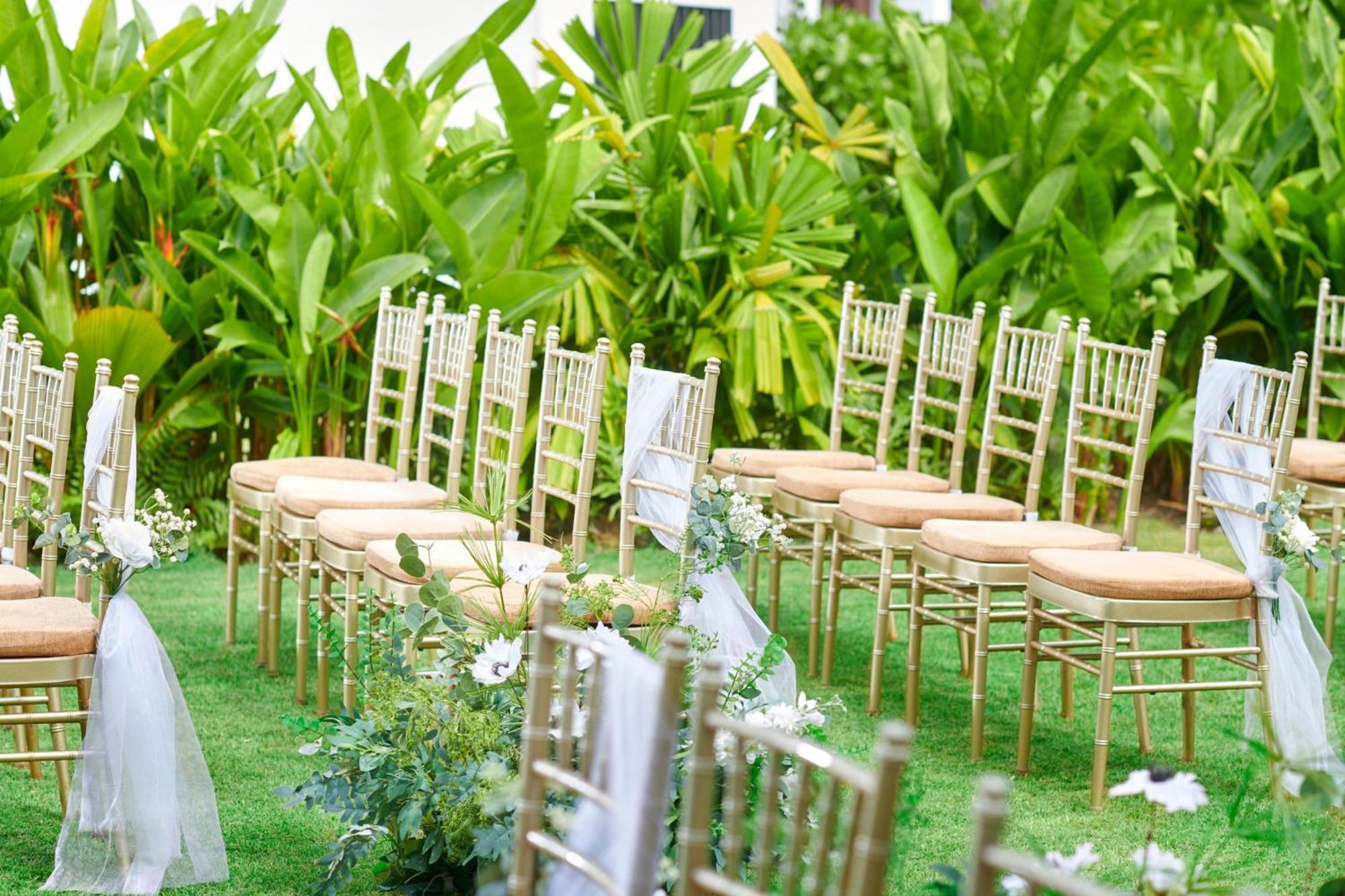 더 웨스틴 데사루 코스트 리조트 외부 사진 Chivari chairs at a wedding